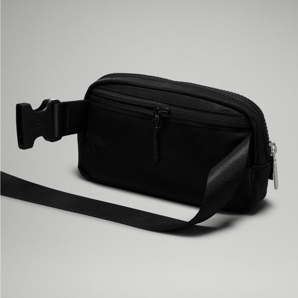 Lululemon Black Belt Bag NWT - Picture 4 of 9